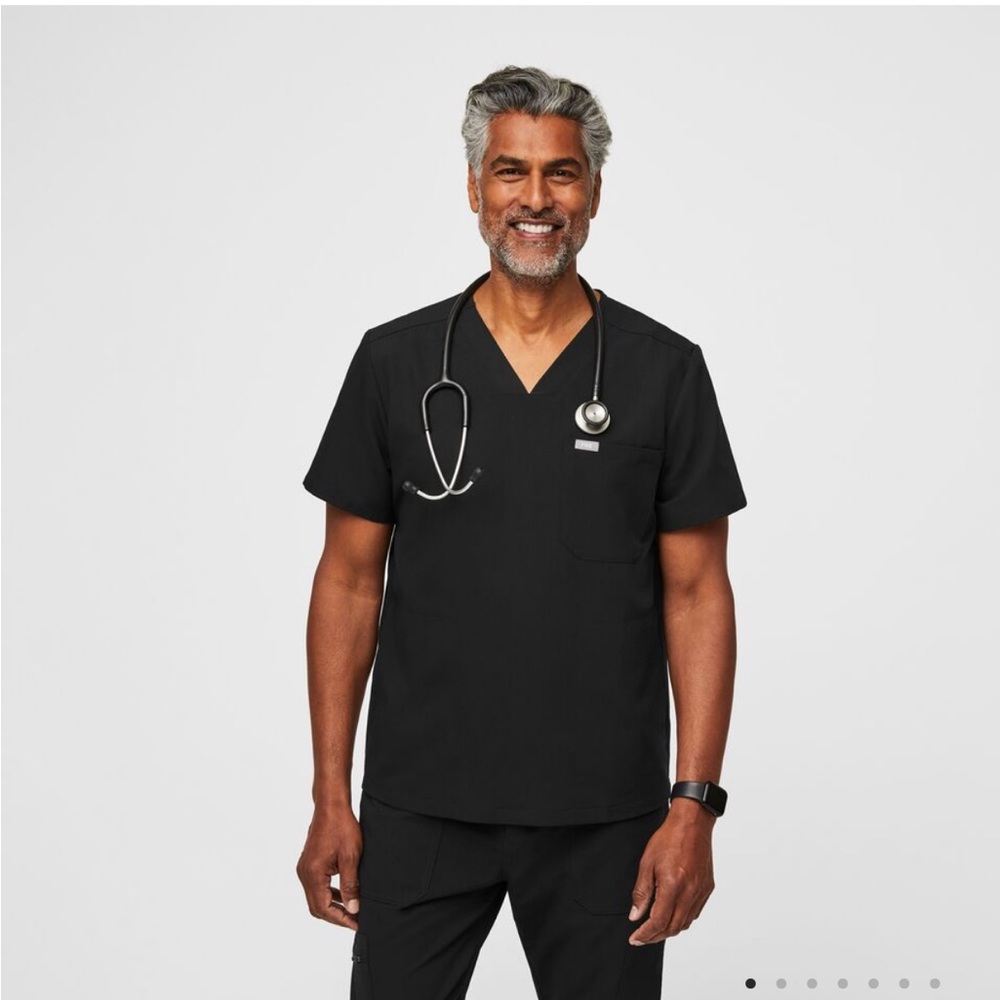 Figs Chisec Three Pocket Scrub Top in Black